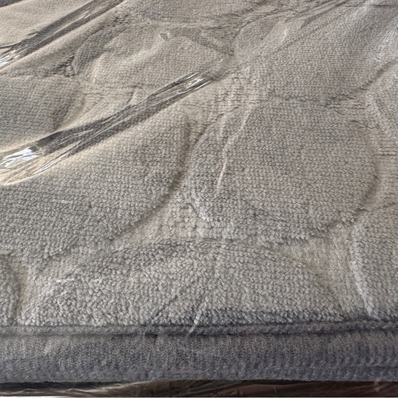 NWT: Cobblestone Memory Foam Bath Mat / Rug - Grey - Picture 5 of 7